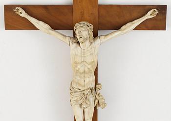 An 18th/19th century ivory crucifix.