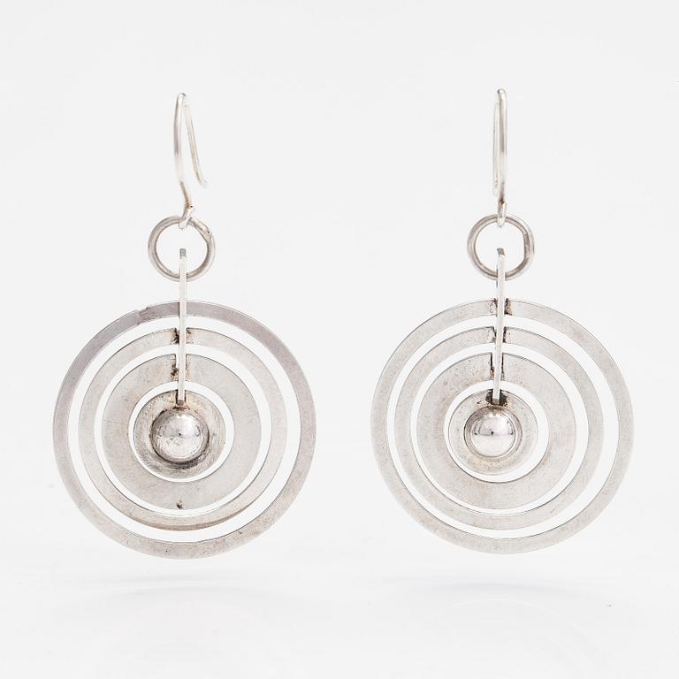Tapio Wirkkala, örhängen "Hopeakuu", sterlingsilver, Westerback, Helsingfors 1971.