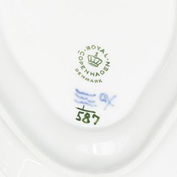 Royal Copenhagen, Servisdelar, 15 delar, porslin, "Musselmalet" halvblond respektive helblond, 1900-tal.