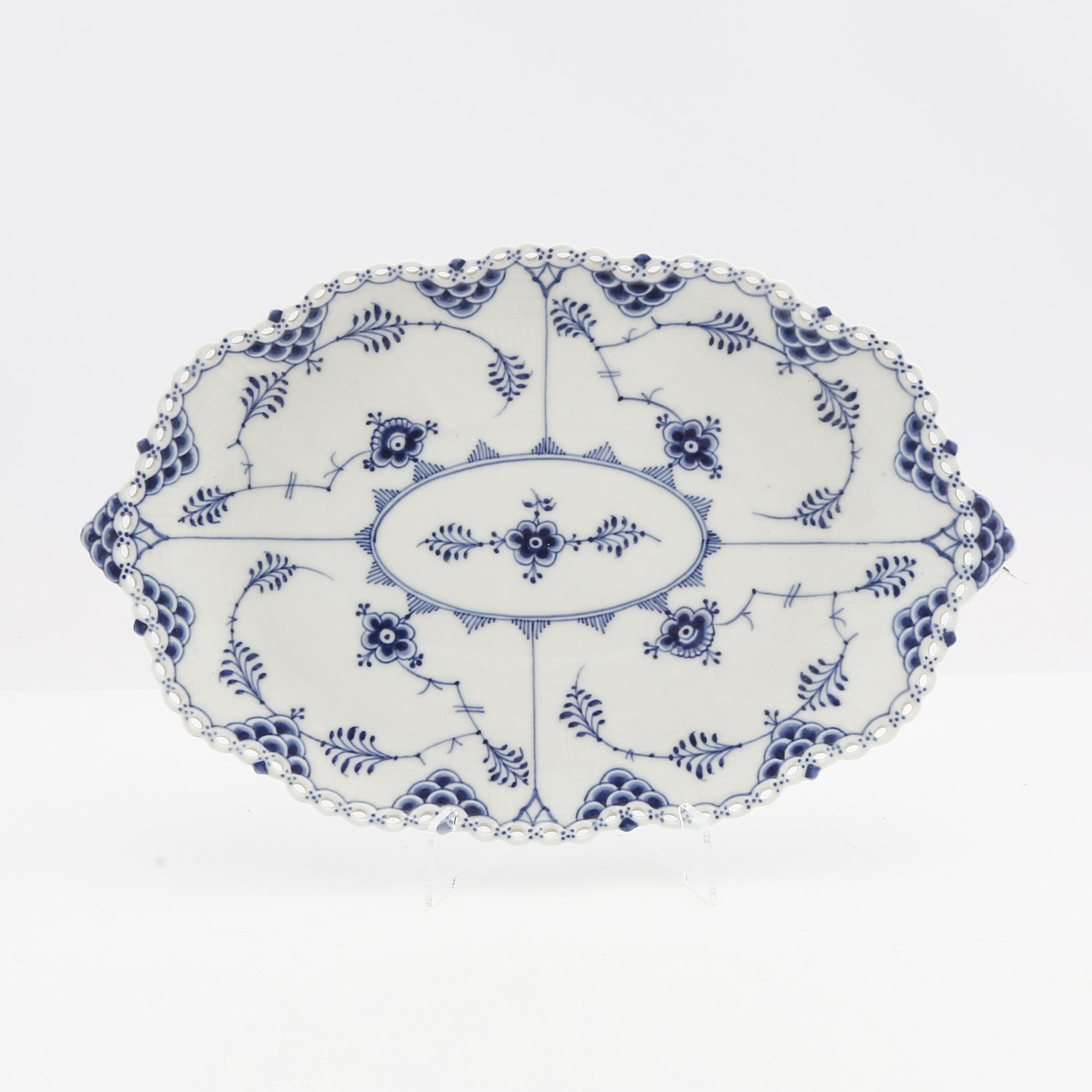 Bowl with saucer "Musselmalet helblonde" Royal Copenhagen Denmark porcelain.