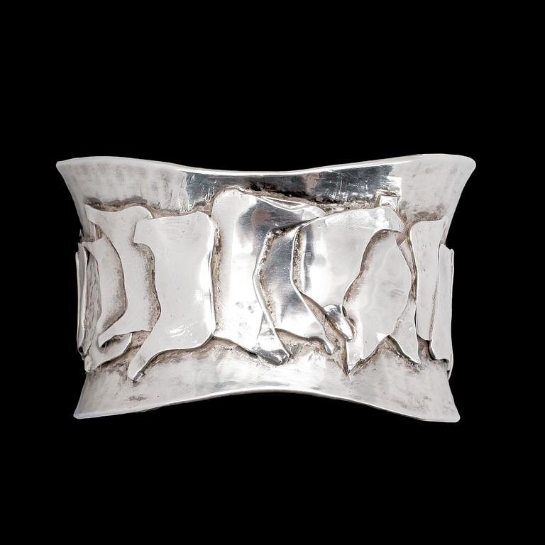 ARMBAND, silver, Bertil R Kempe, Corpus, Västerås 1972. Vikt 87 g.