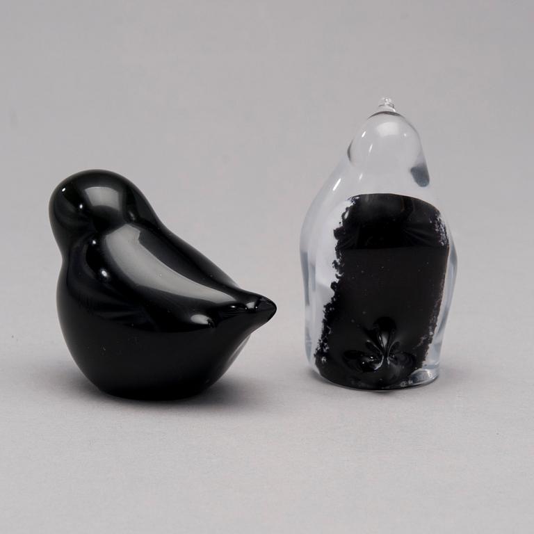 FIGURIINIT, 2 kpl, lasia, toinen JAAKKO NIEMI, sign. JN Nuutajärvi Notsjö -64, toinen epäselvästi sign. Iittala 2008.