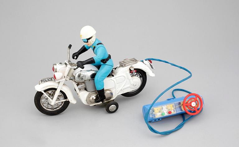 LEKSAKSBILAR, 3 st, samt MOTORCYKEL, plåt, 1900-talets mitt.