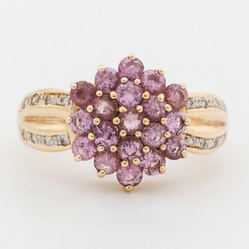 RING, med 16 briljantslipade diamanter samt fasettslipade rosa safirer.