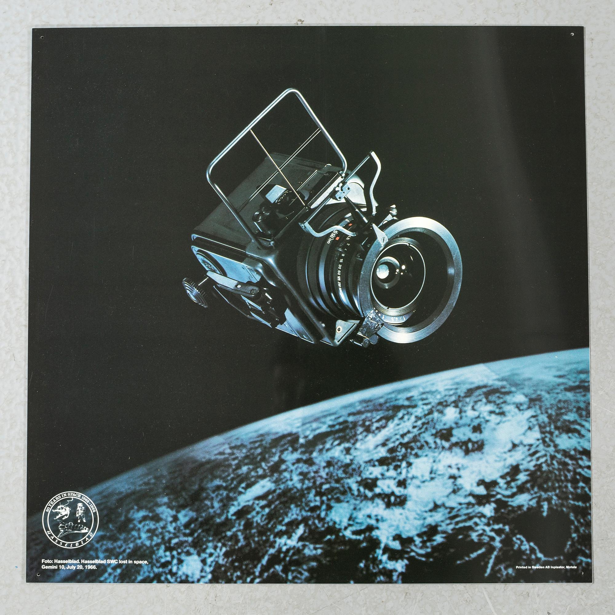 FOTOREPRODUKTIONER SKYLTEXEMPLAR, 4 st, efter Nasas fotografier, "20 years in space, Hasselblad".