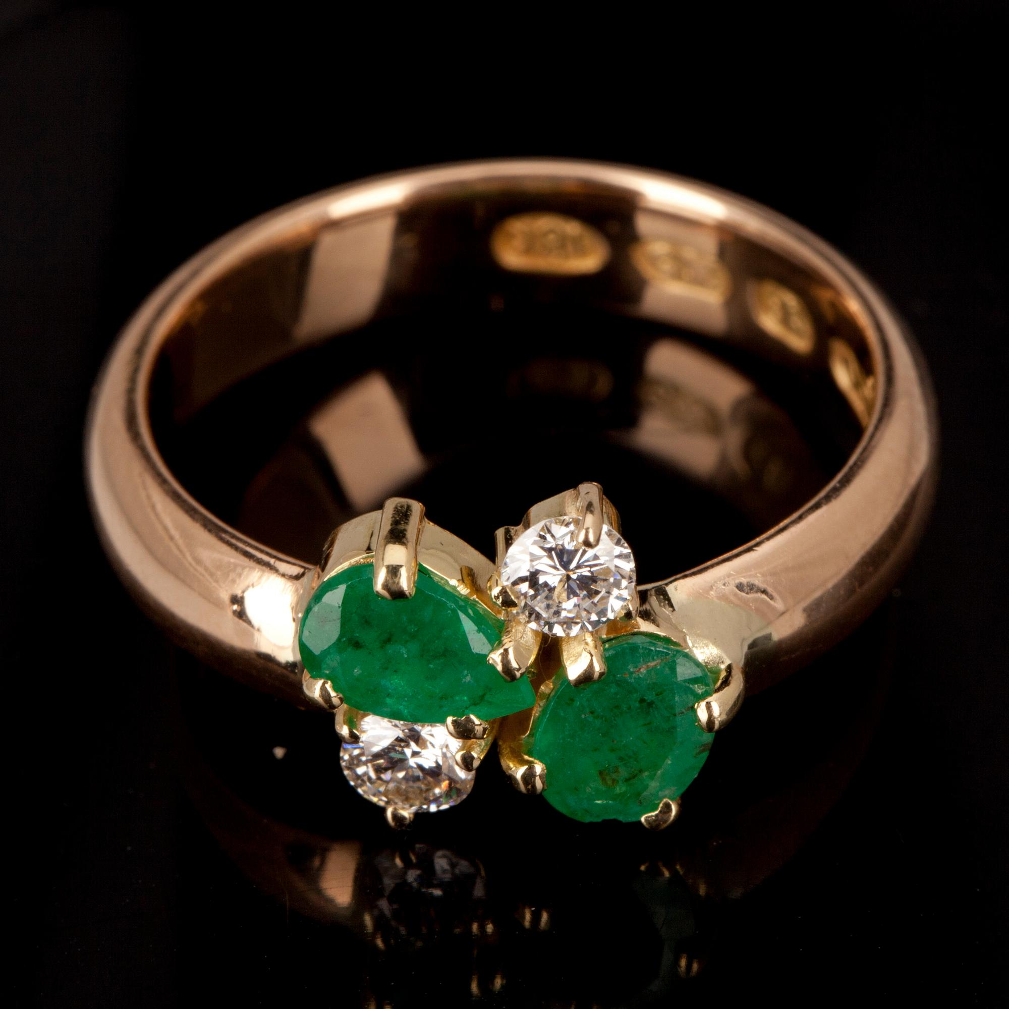 RING, guld 18K med diamanter 2 x 0,15 ct. och 2 smaragder tot. ca 0,80 ct. Finska stämplar 1927. Vikt 6 g.