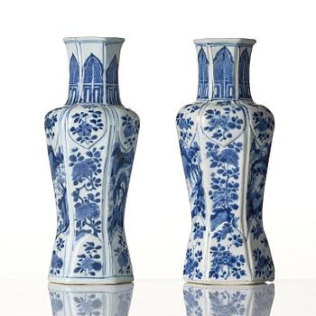 A pair of blue and white vases, Qing dynasty, Kangxi (1662-1722).