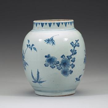 A blue and white Transitional jar, 17th century.