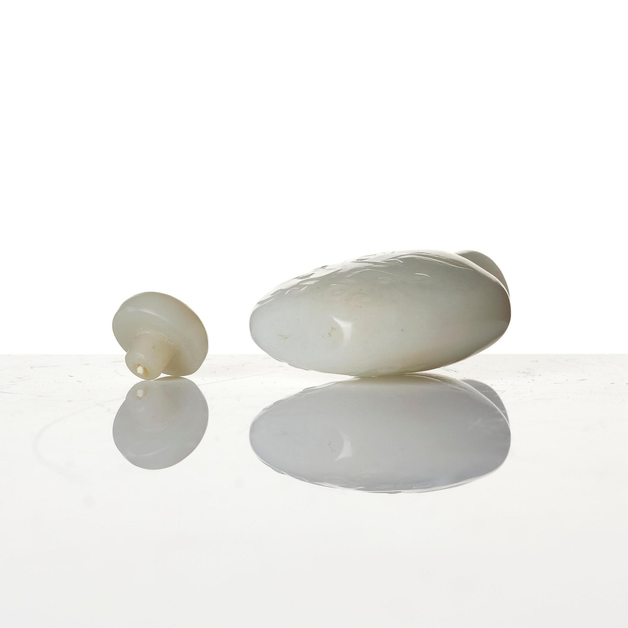 A white nephrite snuff bottle with stopper, Qing dynasty (1644-1912).