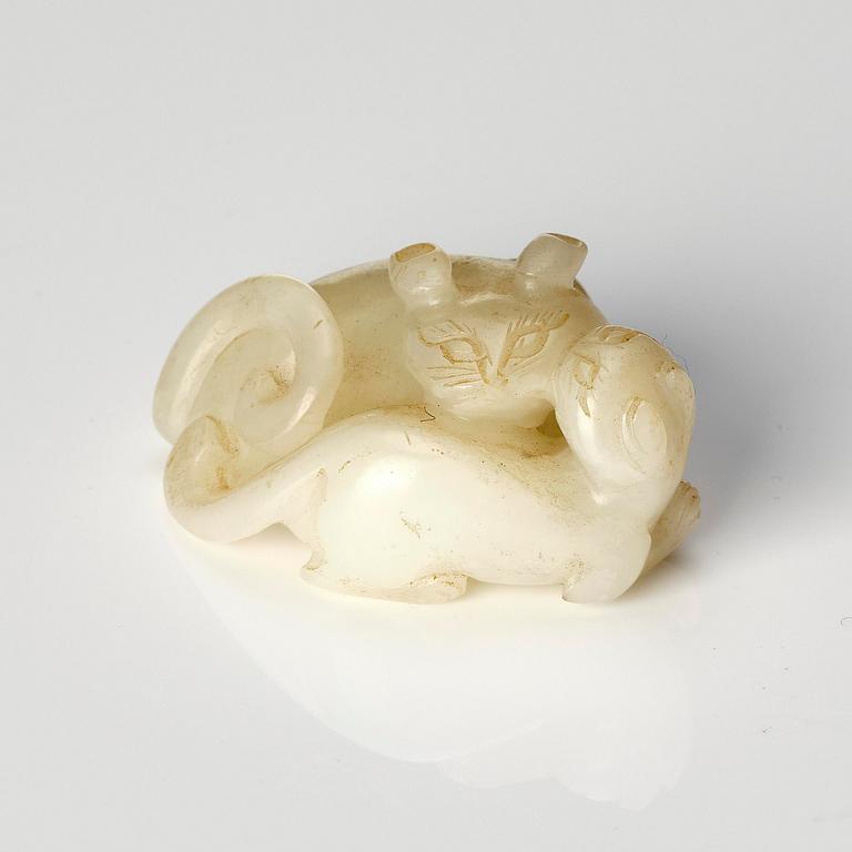 A group of three nephrite sculptures, late Qing dynasty.