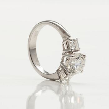 A RING, Brilliant and asher cut diamonds in total c. 3.03 ct. Center stone c. 2.01 ct. H/si. Size 17+. Weight 5.1 g.