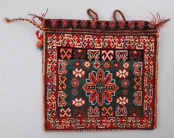 VÄSKA, orientalisk. Ca 27 x 27 cm.