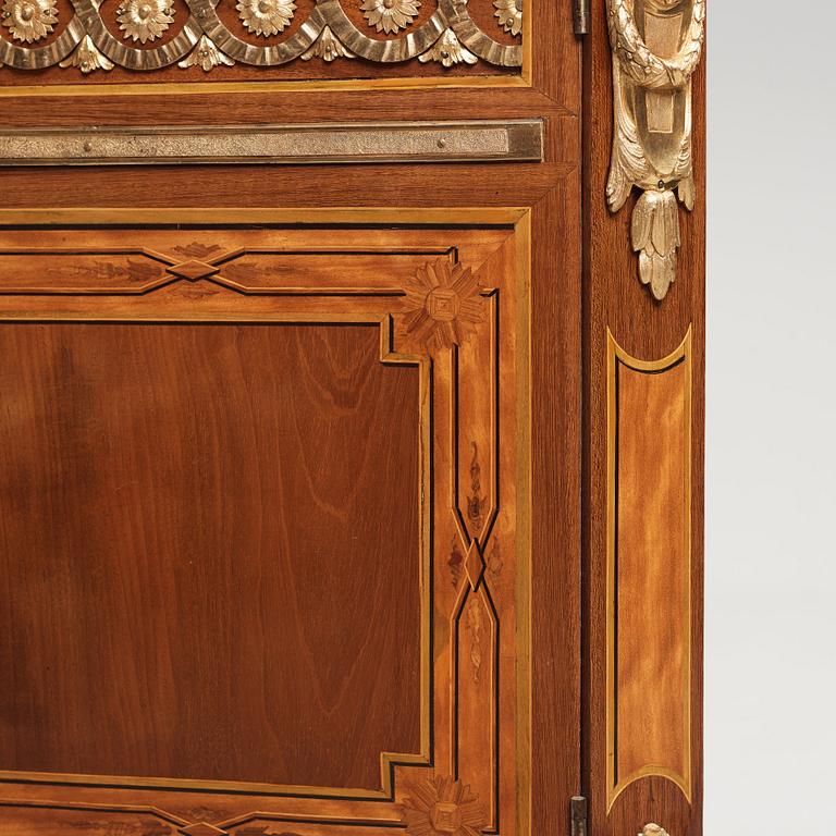 A Gustavian corner cupboard by Georg Haupt (master in Stockholm 1770-1784), not signed.