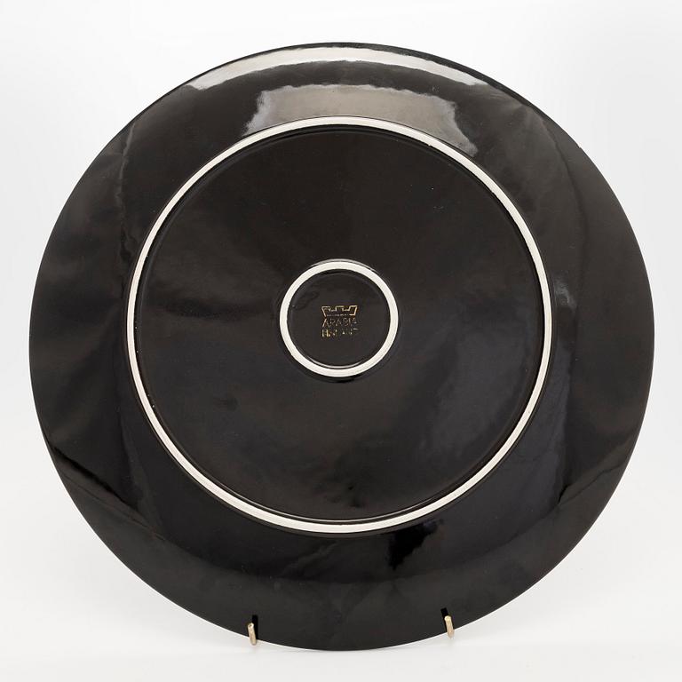 Howard Smith, A ceramic plate. Signed H Smith. Arabia, Finland.