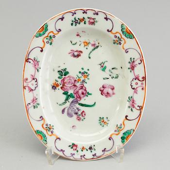 A large DISH and three Chinese export porcelain small plates, 18th-19th century.