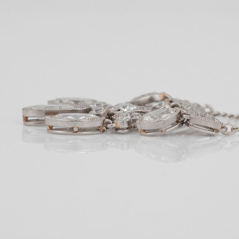 COLLIER med navette- dropp- samt briljantslipade diamanter, totalt ca 3.00 ct.