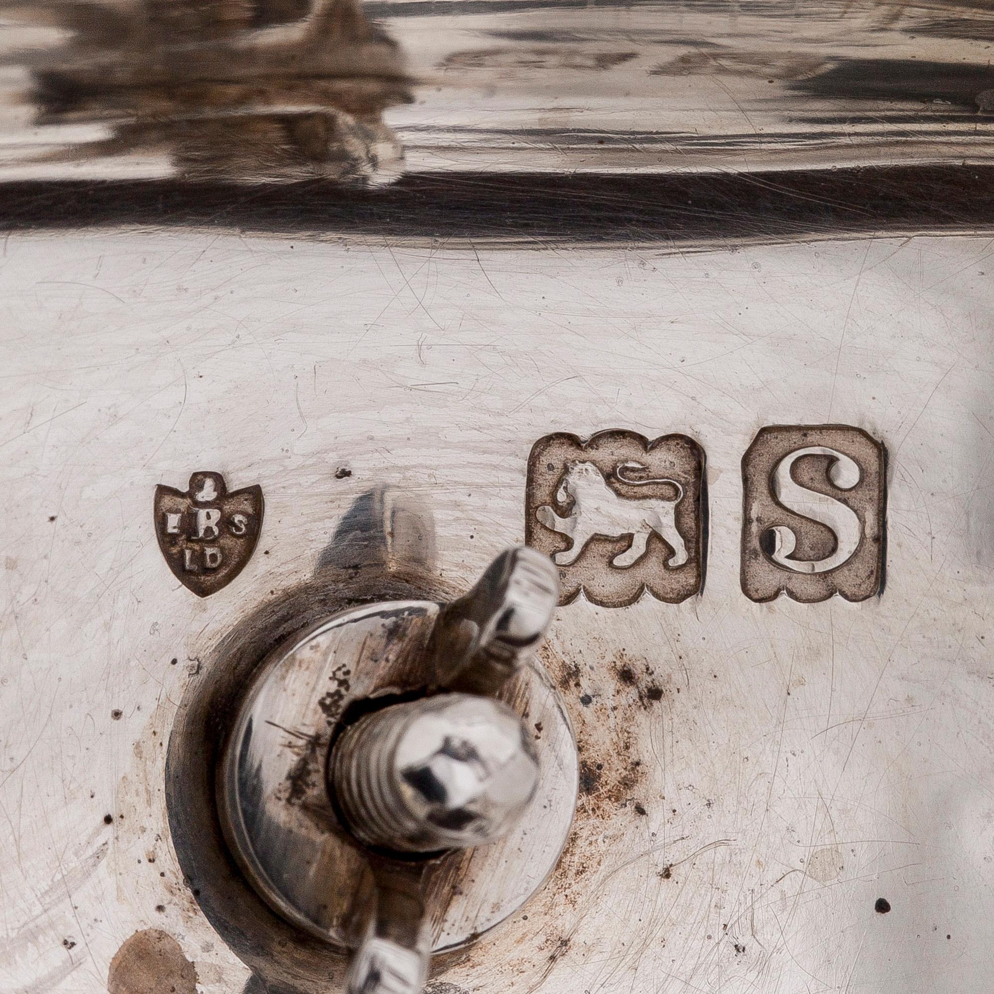 Teekannu lämmittimellä, sterlinghopeaa, Edward Barnard & Sons Ltd, Lontoo 1913.