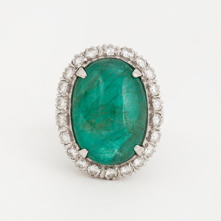 RING, 18K white gold with an emerald cabochon approx. 15 cts, and 22 diamonds approx. 1.10 cts.