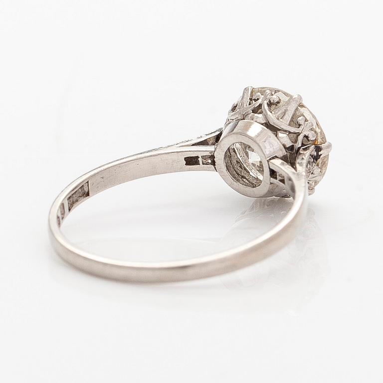 A platinum ring, with a brilliant- and single-cut diamonds, Stockholm 1935.