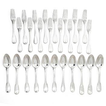 277. Bestickservis, silver, 27 delar, graverade med Axel von Fersens vapensköld samt tre med Lewenhaupts, Frankrike 1700-tal.