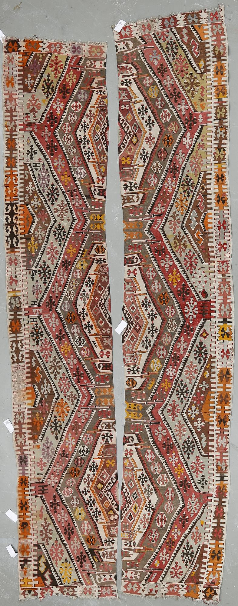 MATTOR, 2 st. Semiantik/antik Kelim. Ca 404x73 resp. 387x70 cm.
