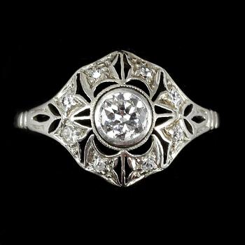RING, 14k vitguld med briljantslipade diamanter, tot ca 0,38 ct. Vikt ca 2 gram.