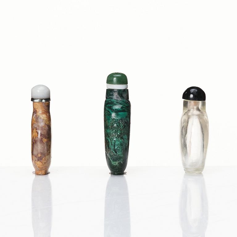 A set of three snuff bottles with stoppers. Qing dynasty.