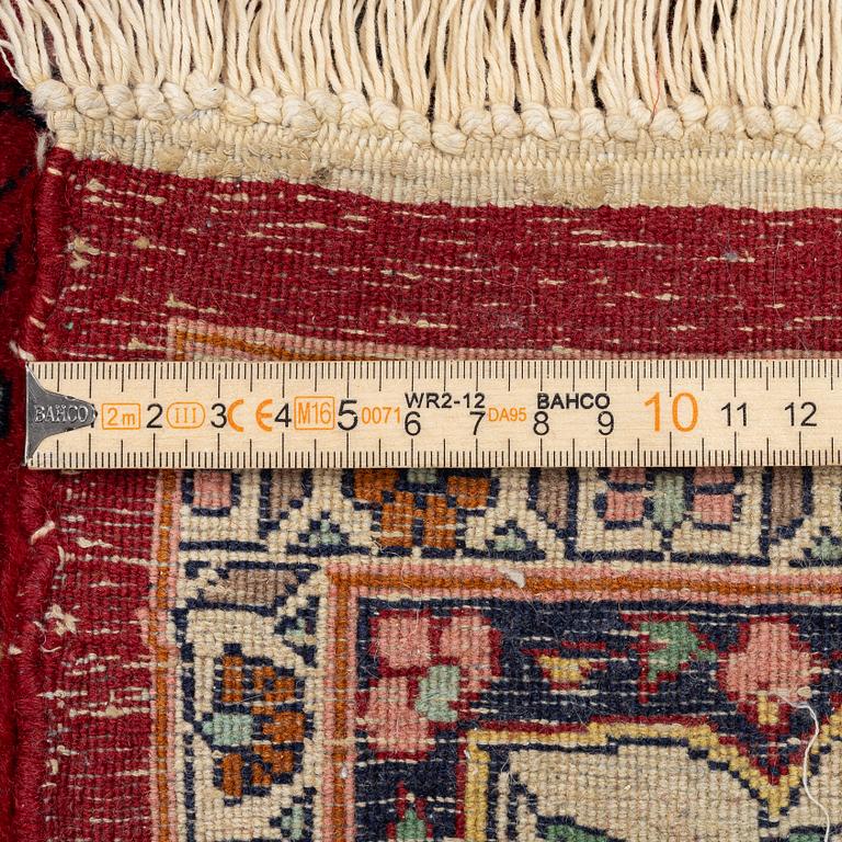 Carpet, Tabriz, with hunting motif. 220 x 140 cm.