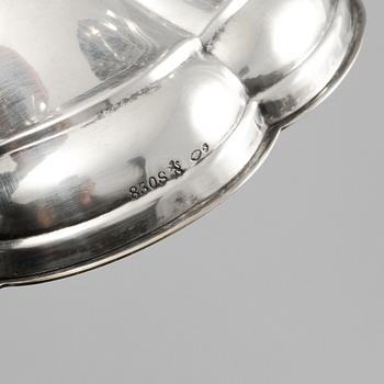 KANDELABRAR, ett par, silver, rokokostil, svenska importstämplar, 1900-talets mitt, total vikt 1164 gram.