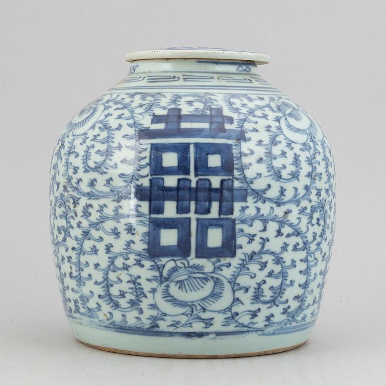 A blue and white jar, Qing dynasty, 19th Century.