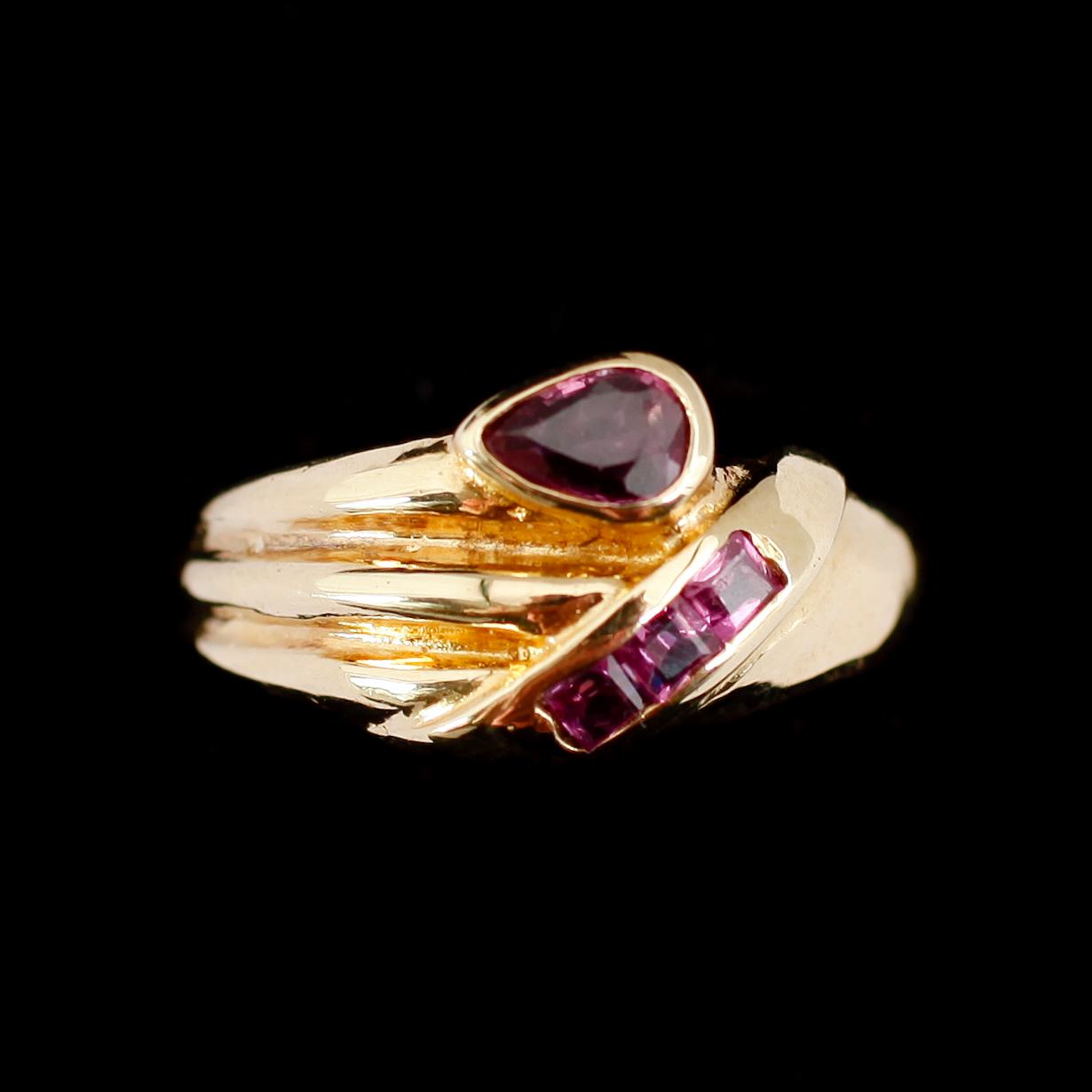 RING, 14 k guld, med röda stenar. Vikt ca 4 gram.