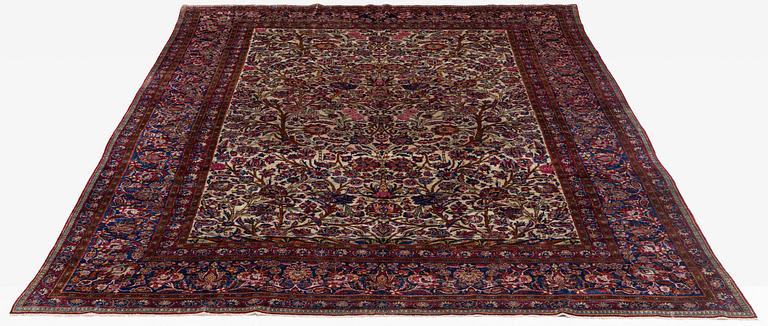 A carpet, semi-antik, silk Kashan, ca 315,5 x 204 cm.