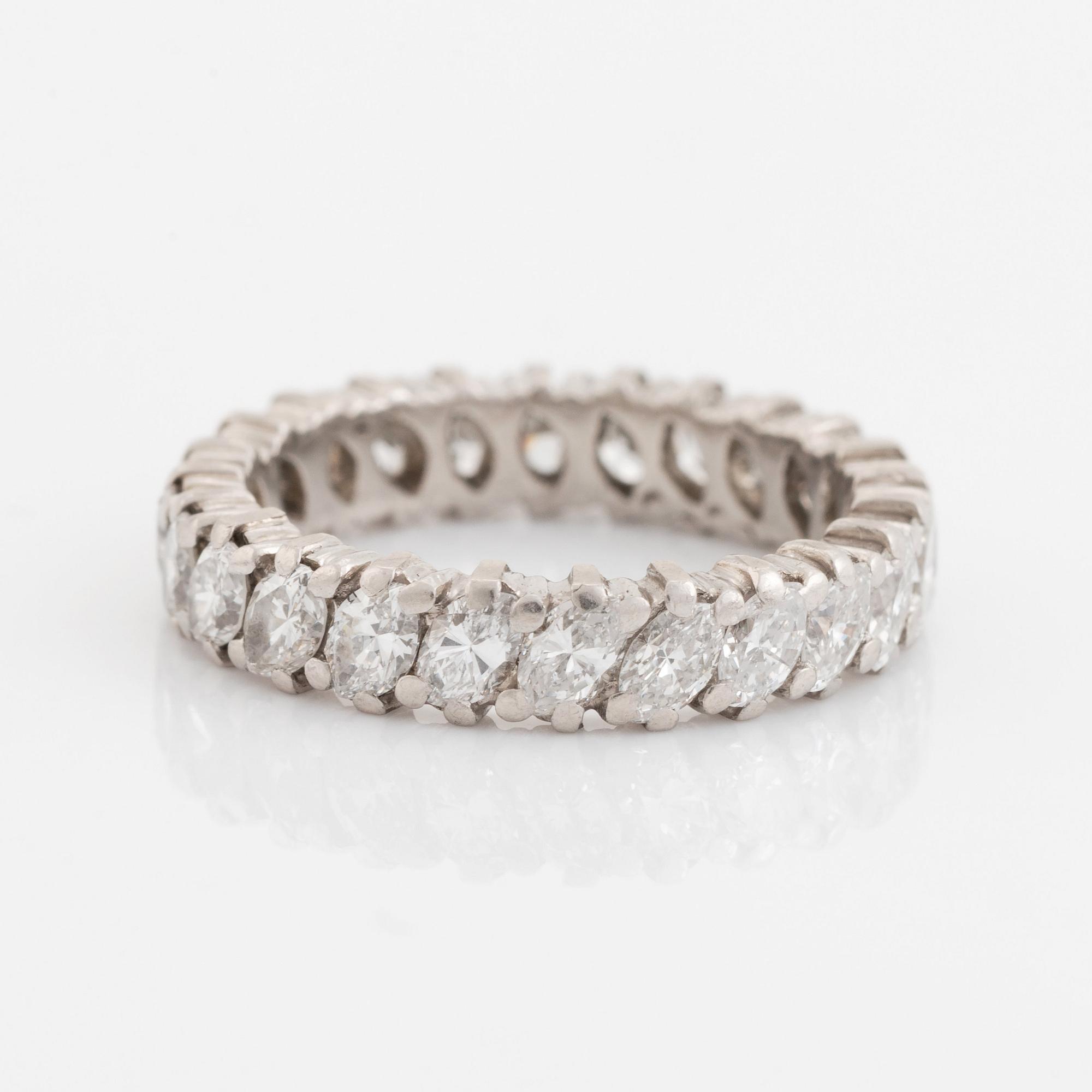 Cartier ring platina med navettslipade diamanter.