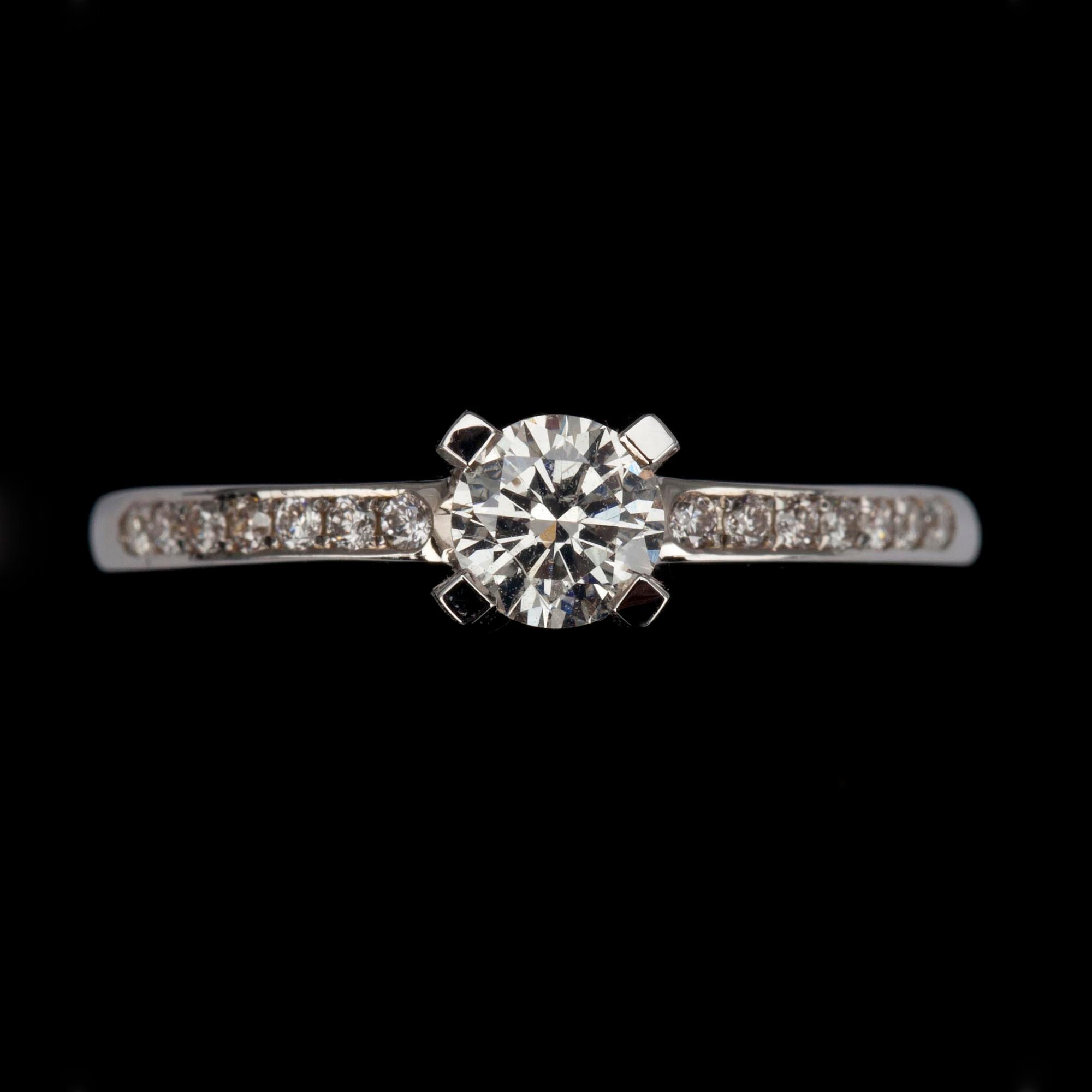 RING, vitguld 14K, briljantslipade diamanter, mittsten 0,39 ct + 0,11 ct. Vikt 2,3 g.