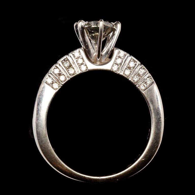 RING, 14k guld med briljantslipad diamanter, tot ca 1,2 ct. Vikt ca 6 g.