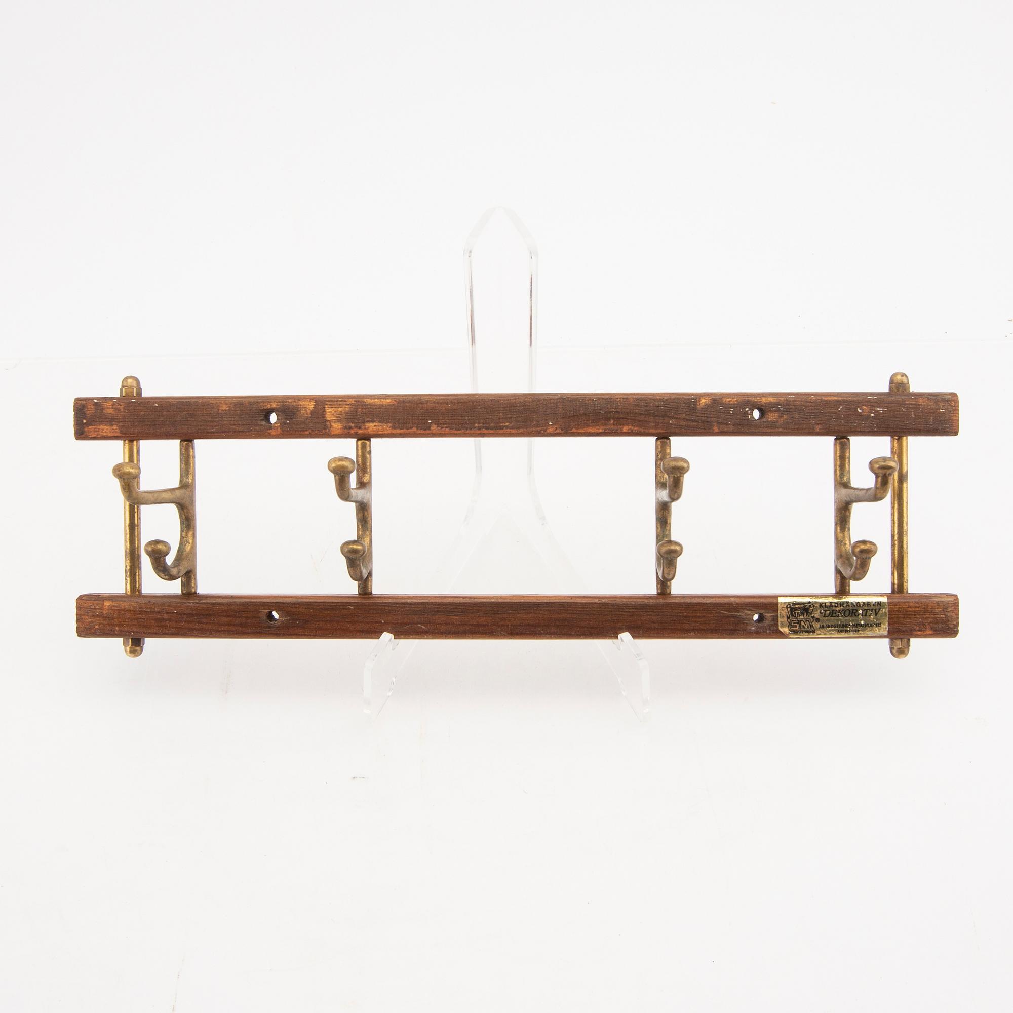 Klädhängare, ett par, "Dekorativ", Skoglunds metallgjuteri, Anderstorp, 1900-talets mitt.