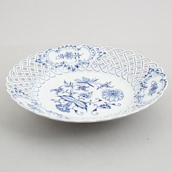 29 pieces of a "Zwiebelmuster" porcelain service, Meissen, Germany.