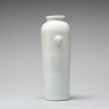 A blanc de chine vase, Qing dynasty, Kangxi (1662-1722).