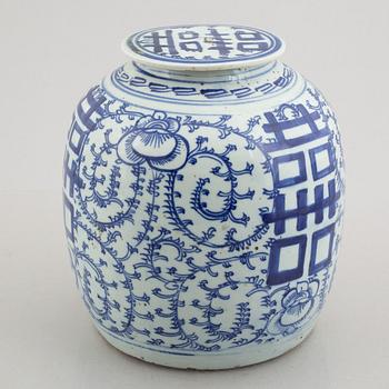 A blue and white ginger jar with lid, China, Qing dynasty, 19th century.