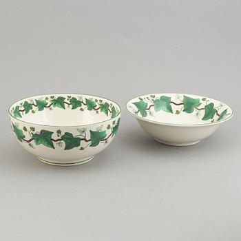A part 'Napoelon Ivy' dinner and coffee service, Wedgwood, England, second half of the 20th century (53 pieces).