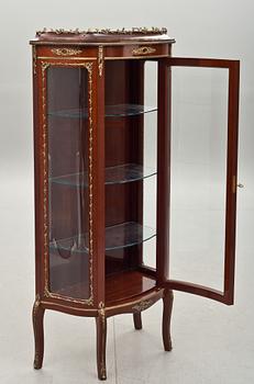 VITRINSKÅP, rokokostil. 1900-talets andra hälft.