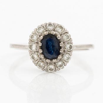 Ring, 18K white gold, camée model with sapphire and brilliant-cut diamonds.