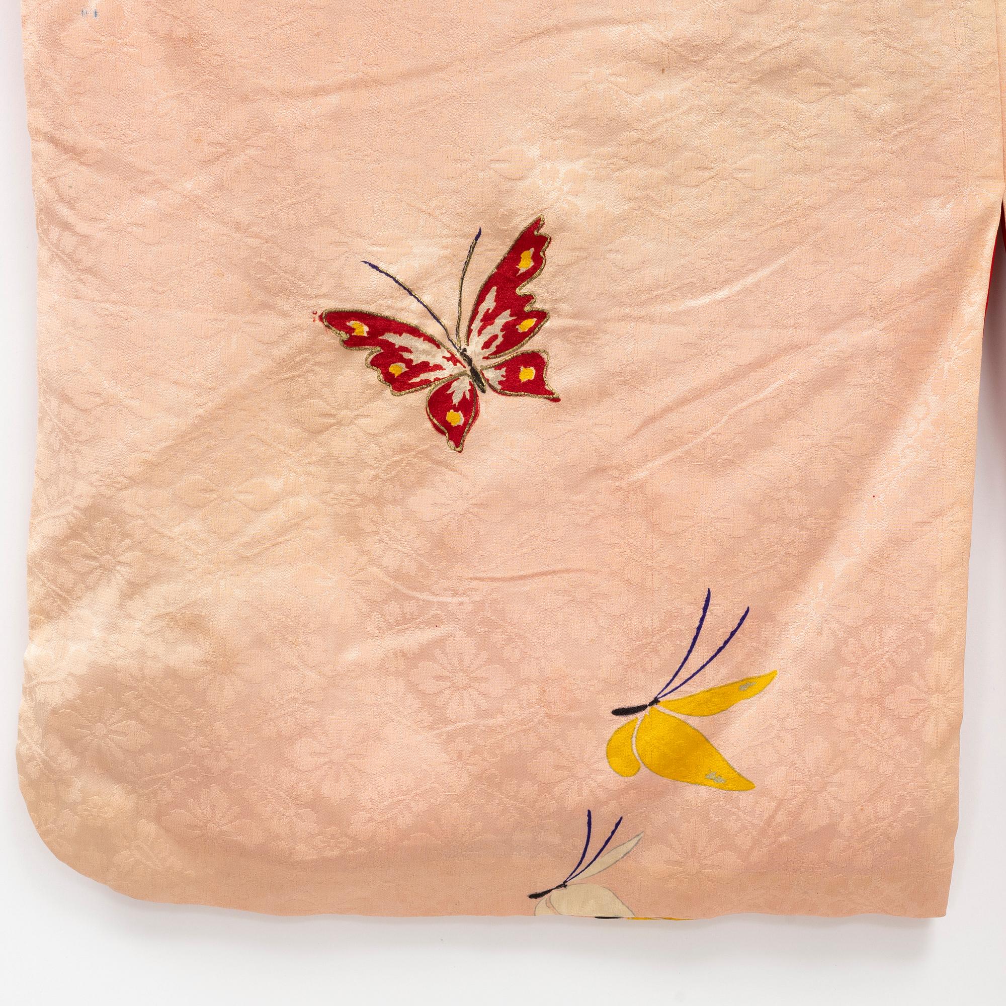 A Japanese silk kimono, 20th Century.