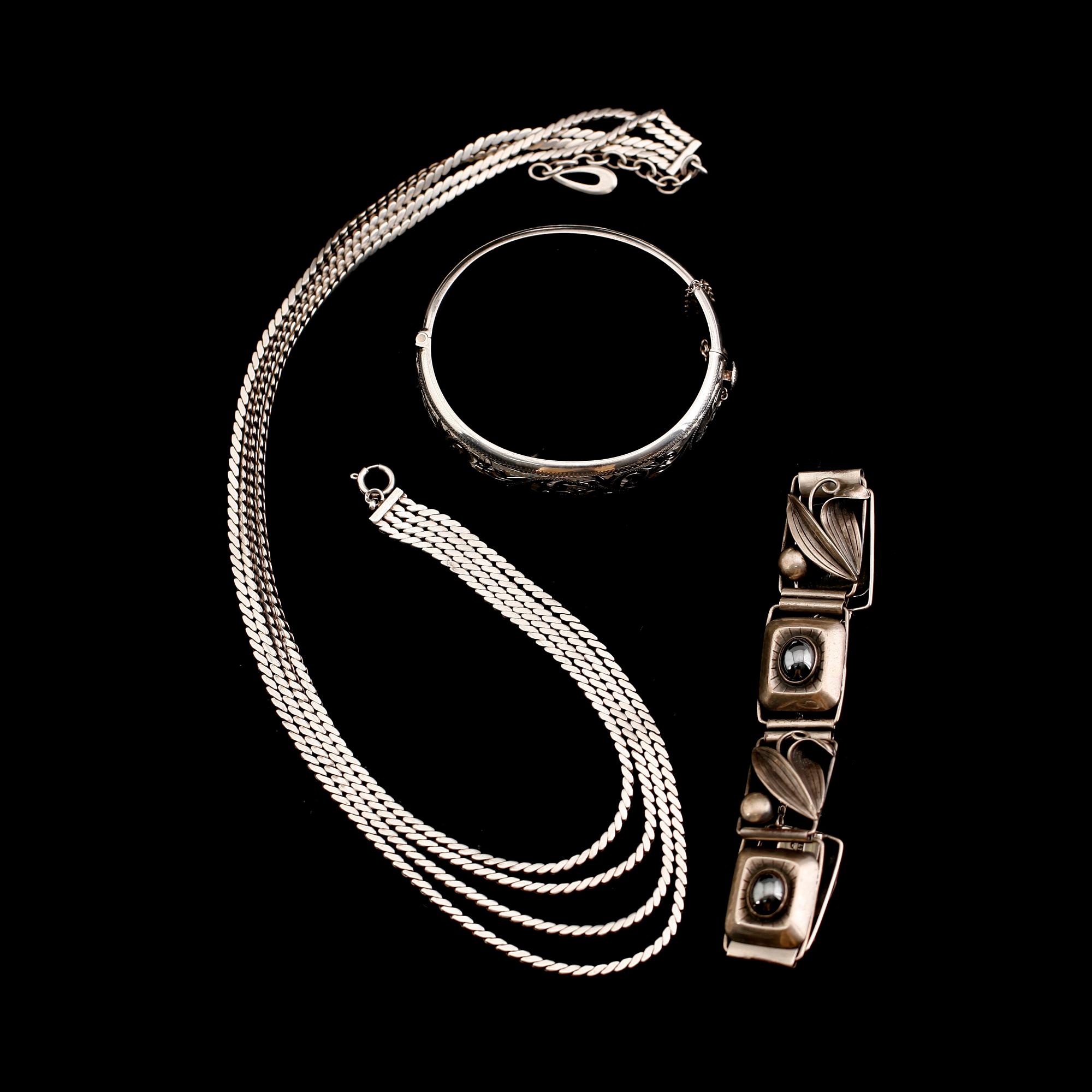 ARMBAND, 2 st samt COLLIER, silver, 1900-tal. Vikt ca 99 gram.