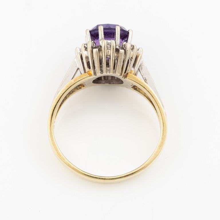 Ring in 14K gold with amethyst and small eight-cut diamonds.