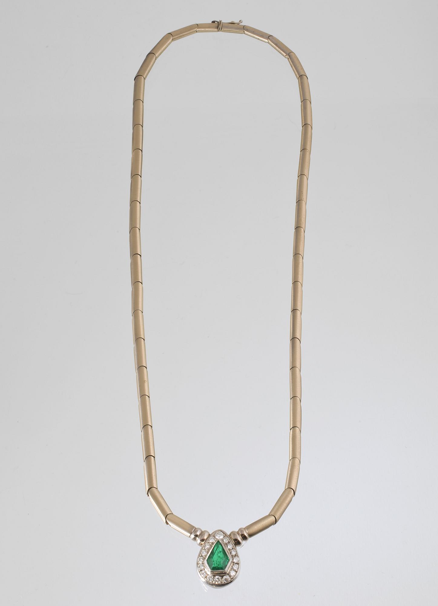 COLLIER, 18K guld och vitguld med briljantslipade diamanter samt fasettslipad smaragd. Vikt 33,9 gram.