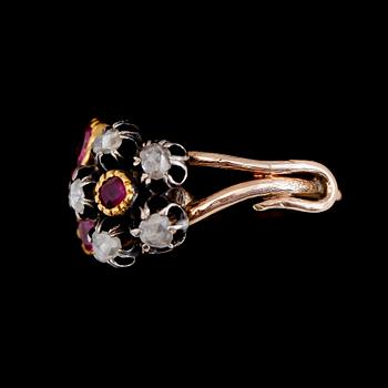 RING, 14K guld/silver, 5 rosenstenar samt 4 rubiner, 1900-talets första hälft.