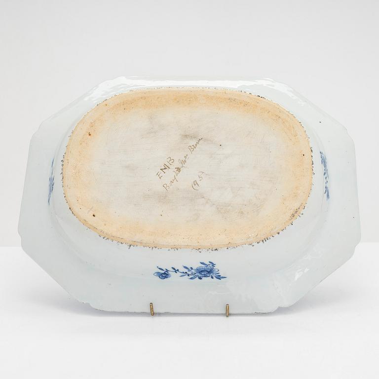 A family crest decorated export porcelain dish, China, Jiaqing (1795-1820).