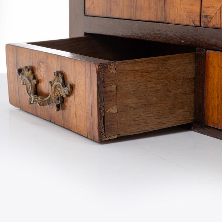 A wall-hanged small cabinet, 18th/19th century.