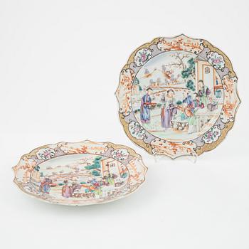 A set of four Chinese Export dinner plates (2+2), Qing dynasty, Qianlong (1736-95).